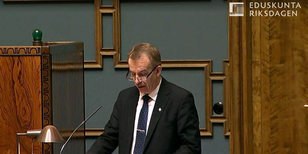 Kansanedustaja Arto Pirttilahti Eduskuntasalissa