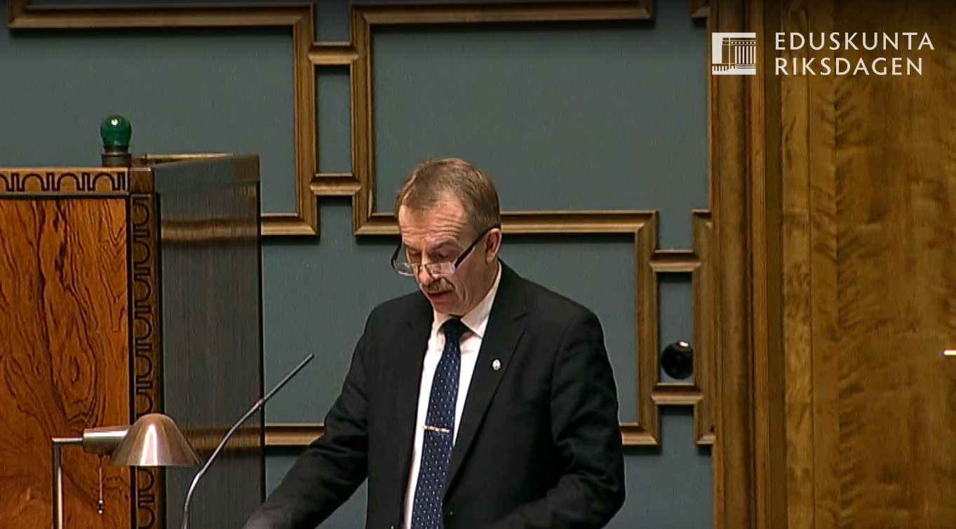 Kansanedustaja Arto Pirttilahti Eduskuntasalissa