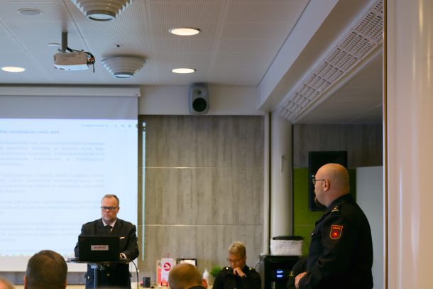 SSPL vuosikokoukseen osallistujia kokoustilassa