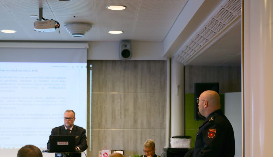 SSPL vuosikokoukseen osallistujia kokoustilassa