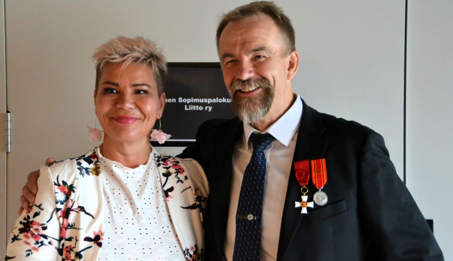 SSPL:n uusi puheenjohtaja Paula Werning ja väistyvä puheenjohtaja Arto Pirttilahti