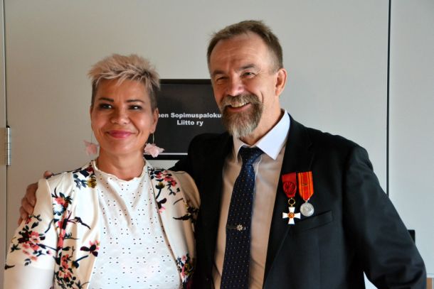 SSPL:n uusi puheenjohtaja Paula Werning ja väistyvä puheenjohtaja Arto Pirttilahti