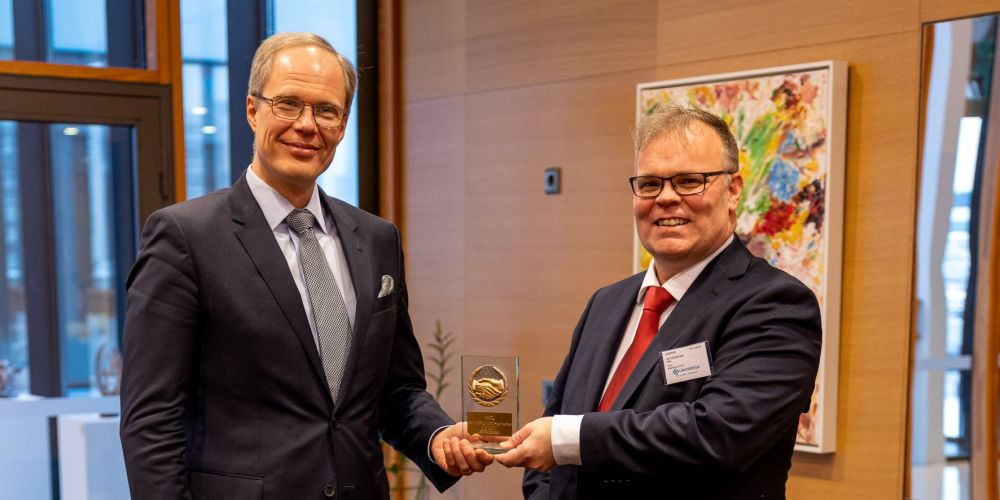 LähiTapiolan pääjohtaja Juha Koponen vastaanottaa sopimuspalokunta-tunnustuksen SSPL toiminnanjohtaja Ari Maskoselta