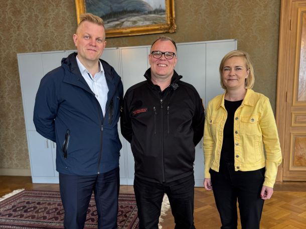 Sisäministeri Mari Rantanen ja valtiosihteeri Heikki Tamminen SSPL:n Ari Maskosen kanssa seisomassa yhteiskuvassa.