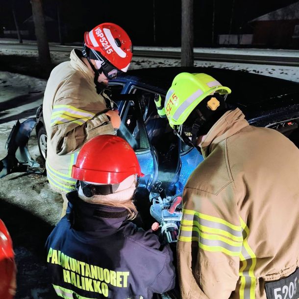 Palokuntanuori harjoittelemassa tieliikennepelastamista